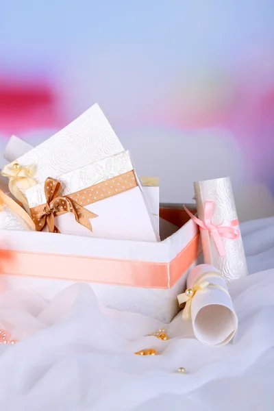 Красивые свадебные открытки ручной работы в коробке, на светлом фоне — стоковое фото
