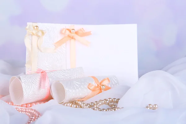 Mooie handgemaakte bruiloft kaarten op lichte achtergrond — Stockfoto