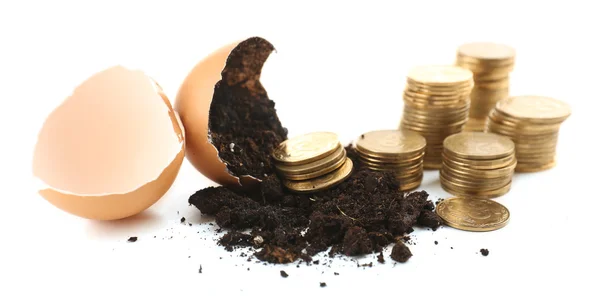 Mynt och äggskal med jord isolerat på vit — Stockfoto