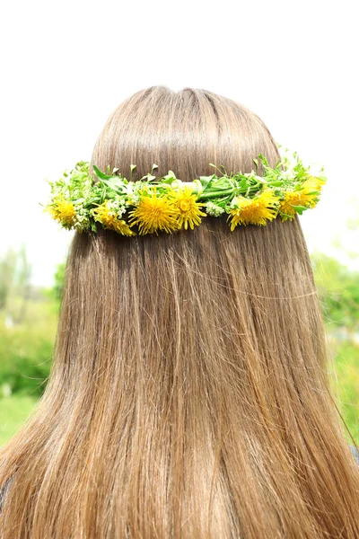 Dandelions taç ile kadın saç — Stok fotoğraf