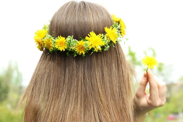 Dandelions taç ile kadın saç — Stok fotoğraf