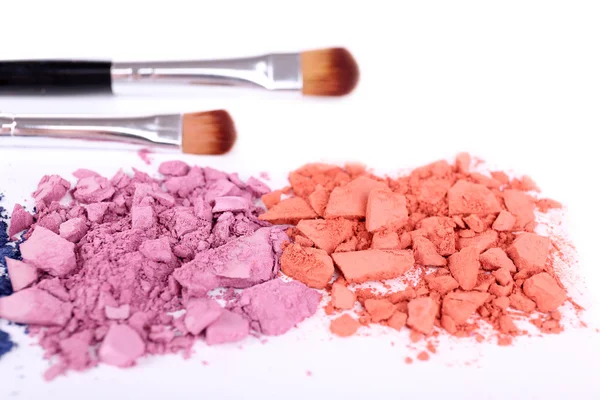 Crushed eyeshadow with brushes isolated on white — Stock Photo, Image