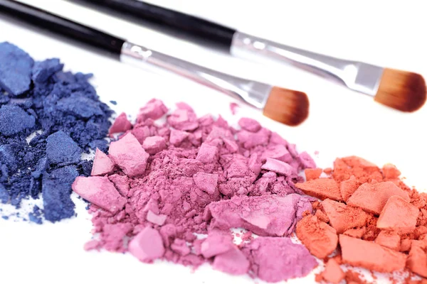 Crushed eyeshadow with brushes isolated on white — Stock Photo, Image