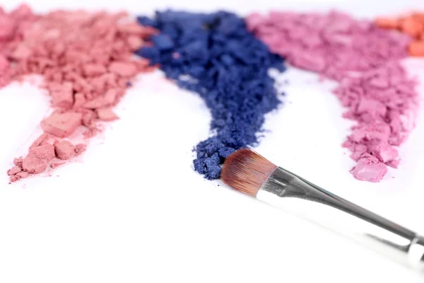 Crushed eyeshadow with brush isolated on white — Stock Photo, Image