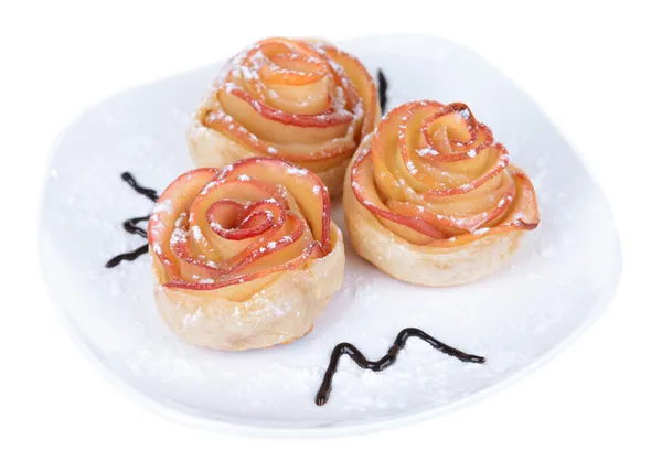 Sabroso pastel de hojaldre con rosas en forma de manzana con azúcar en polvo aislado en blanco — Foto de Stock