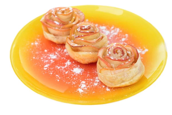 Sabroso pastel de hojaldre con rosas en forma de manzana con azúcar en polvo aislado en blanco —  Fotos de Stock