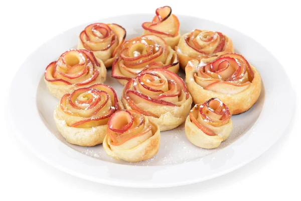 Вкусное слоеное тесто с яблочными розами с сахарной пудрой, выделенной на белом — стоковое фото