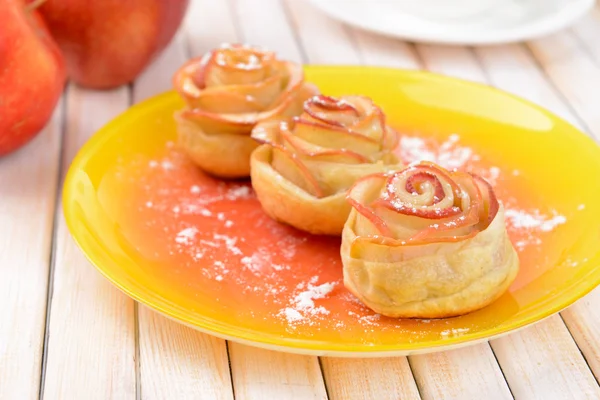 Tasty  puff pastry with apple shaped roses on plate on table close-up — Stock Photo, Image