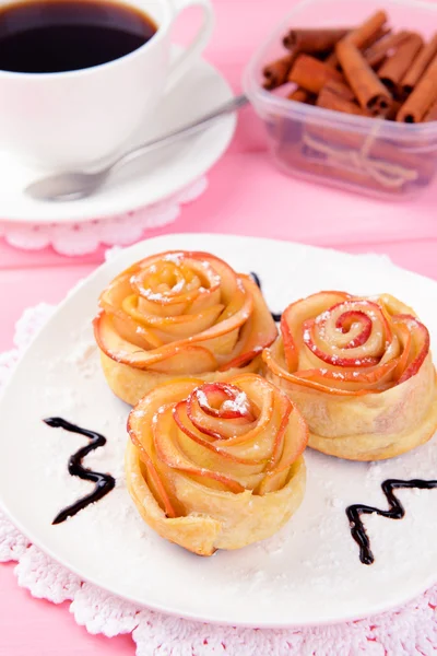 Sabroso hojaldre con rosas en forma de manzana en el plato en primer plano de la mesa —  Fotos de Stock