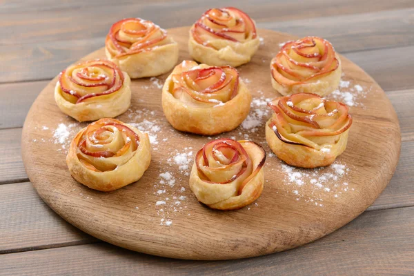 Välsmakande smördeg med apple formade rosor på bordet närbild — Stockfoto