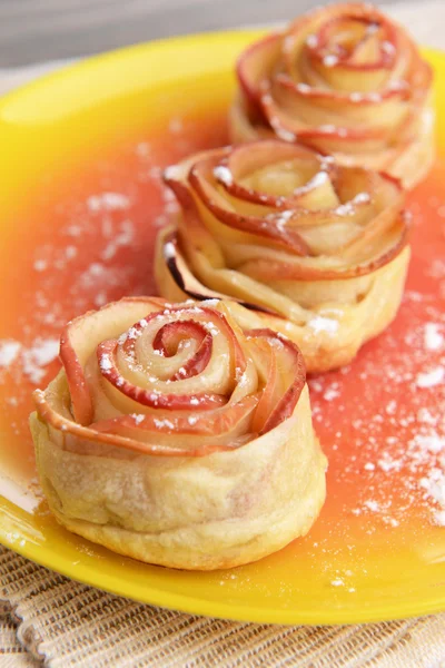 Sabroso hojaldre con rosas en forma de manzana en el plato en primer plano de la mesa —  Fotos de Stock