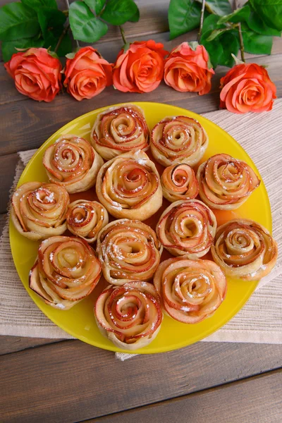 Tasty  puff pastry with apple shaped roses on plate on table close-up — Stock Photo, Image