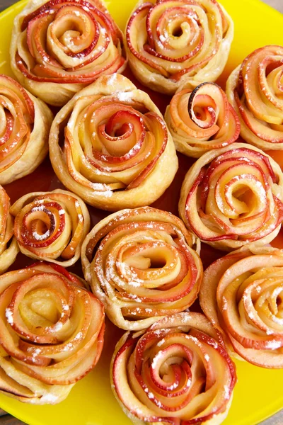 Välsmakande smördeg med apple formade rosor på tallriken på bordet närbild — Stockfoto