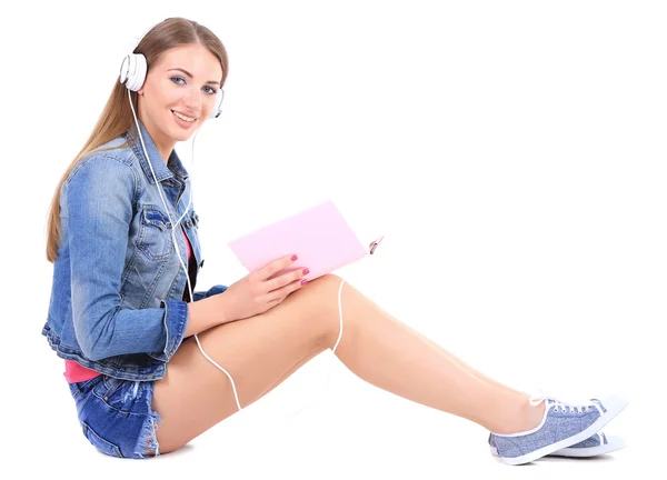 Imagen conceptual de audiolibro. Hermosa chica con libro y auriculares, aislada en blanco — Foto de Stock