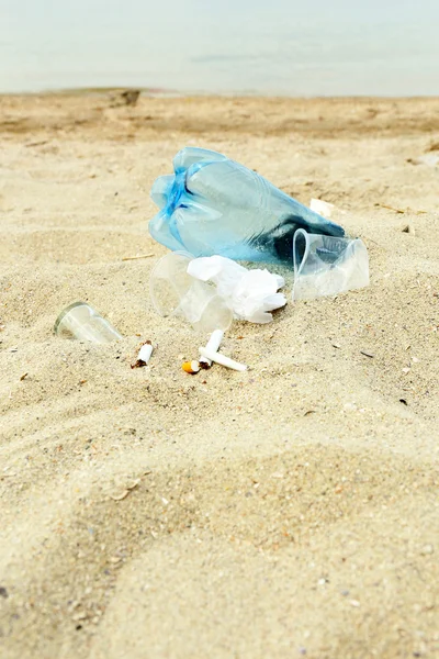 Lixo na praia — Fotografia de Stock