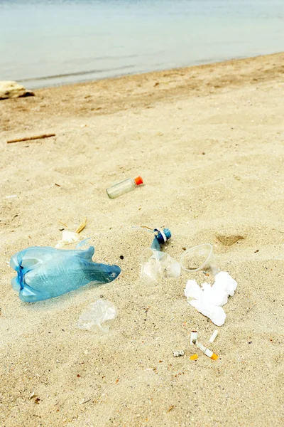 Skräp på stranden — Stockfoto