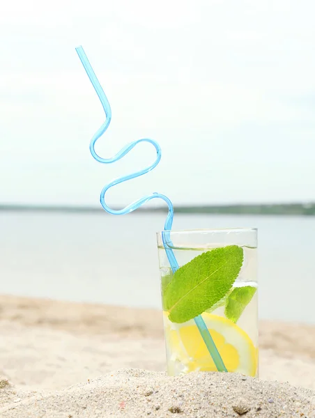 冷饮与冰、 薄荷、 柠檬在海滩上 — 图库照片