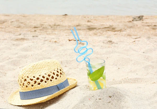 Zimny napój z lodem, miętą i cytryną na plaży — Zdjęcie stockowe
