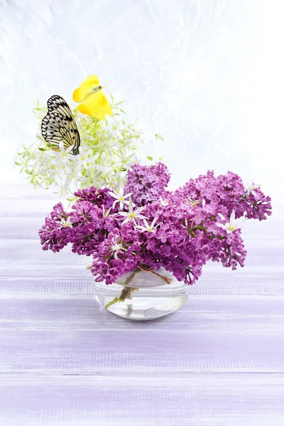 春の花、木製テーブルの上に座って美しい蝶 — ストック写真