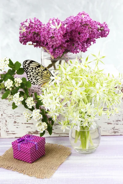 Hermosas flores de primavera en la mesa de madera, de cerca —  Fotos de Stock