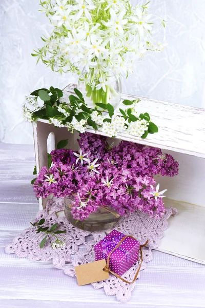 美丽的春天的花朵，木制的桌子上关闭 — 图库照片