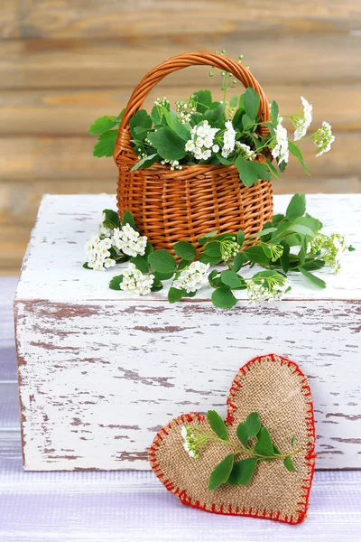 Hermosas flores de espirea en la mesa de madera, de cerca —  Fotos de Stock