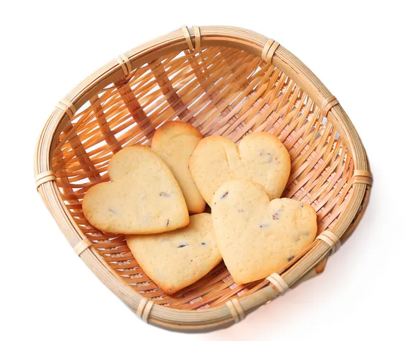 Soubory cookie levandule v proutěném koši, izolované na bílém — Stock fotografie