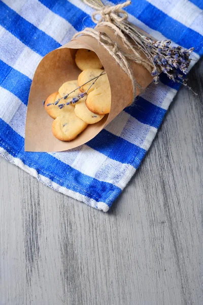 Lavendel cookies i papperspåse, på färg servett bakgrund — Stockfoto