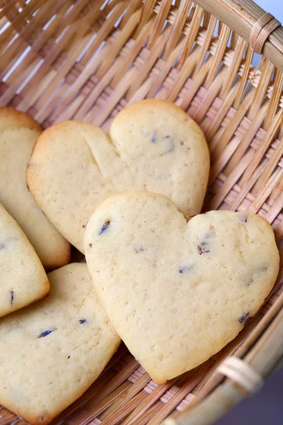 Biscuits à la lavande dans un panier en osier, gros plan — Photo