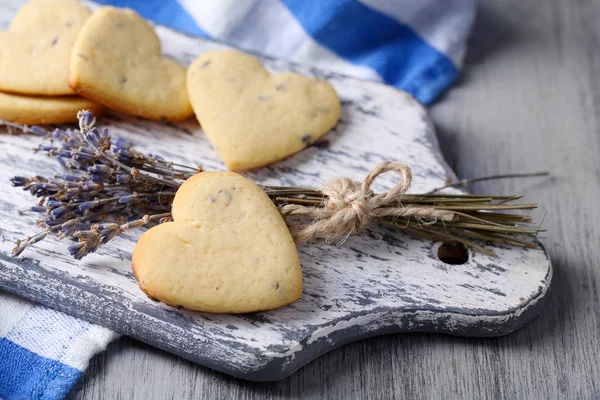 Lavender cookies on cutting board, on color napkin background — Stock Photo, Image