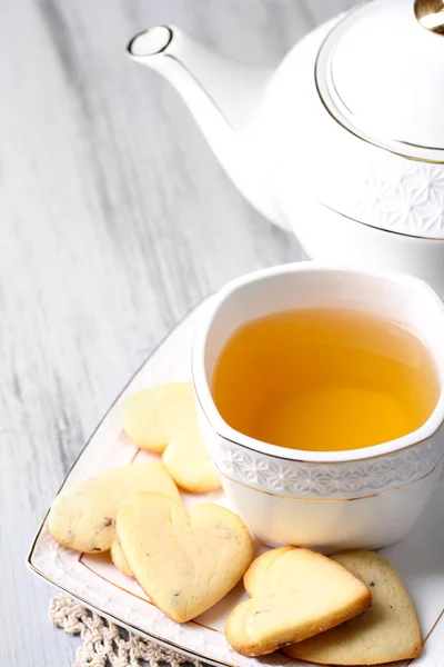 Lavendel cookies och kopp gott te på färg trä bakgrund — Stockfoto