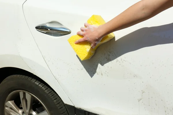 黄色のスポンジで屋外の車の洗浄 — ストック写真