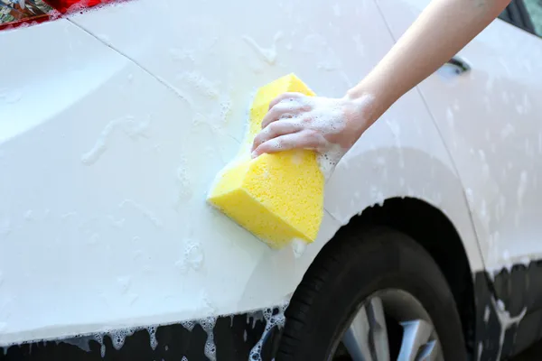 Venkovní mytí aut se žlutou houbou — Stock fotografie