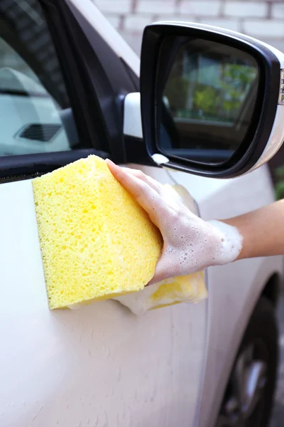 Sarı süngerli açık hava araba yıkama. — Stok fotoğraf