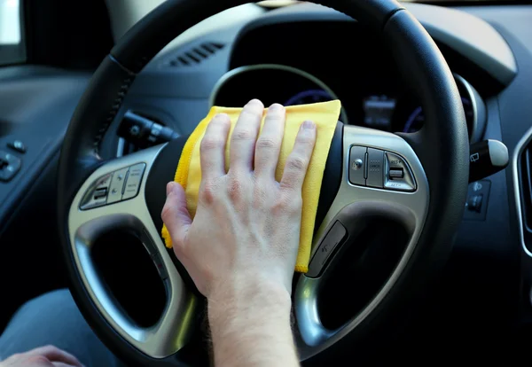 Hand mit Mikrofasertuch polieren Auto — Stockfoto
