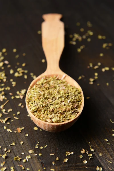 Especias verdes en cuchara sobre fondo de madera —  Fotos de Stock