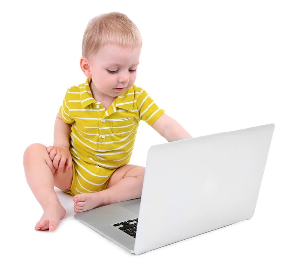 Niedliche kleine Junge mit Laptop isoliert auf weiß — Stockfoto