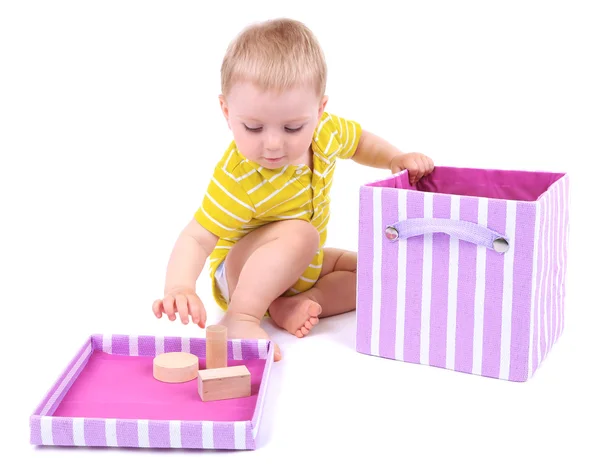 Lindo niño con bloques de juguete de madera aislados en blanco — Foto de Stock