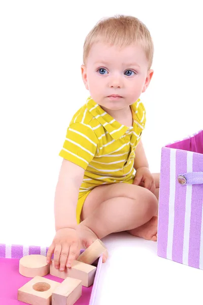 Niedliche kleine Junge mit Holzspielzeugklötzen isoliert auf weiß — Stockfoto