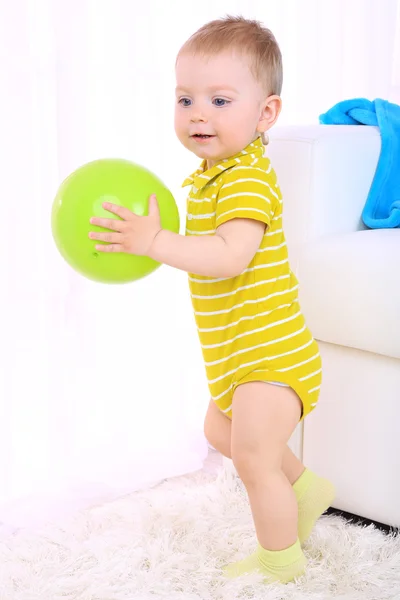 Söt liten pojke spelar i rum — Stockfoto