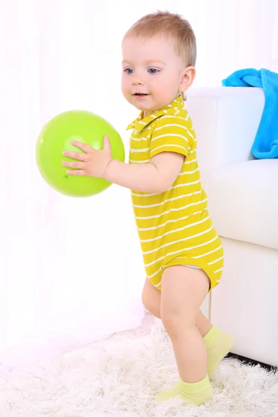 Mignon petit garçon jouer dans chambre — Photo