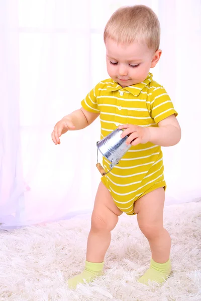 Söt liten pojke spelar i rum — Stockfoto