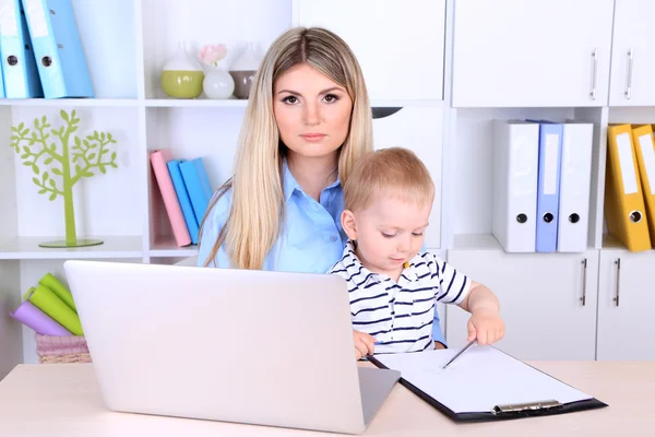 Bella donna con bambino che lavora a casa — Foto Stock