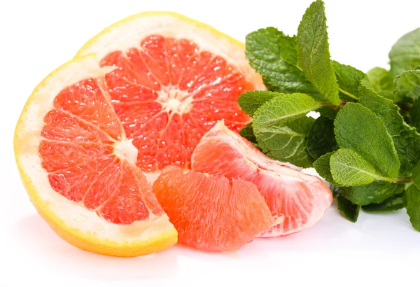 Grapefrukt frukt med mynta isolerad på vit — Stockfoto