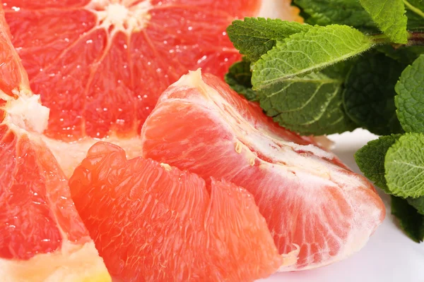 Pomelo con menta, primer plano — Foto de Stock