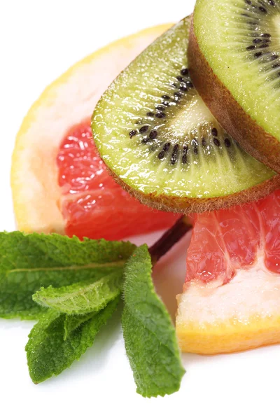 Grapefruit und Kiwi mit Minze isoliert auf weiß — Stockfoto