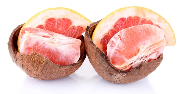 Fatias de toranja em casca de coco isoladas em branco — Fotografia de Stock