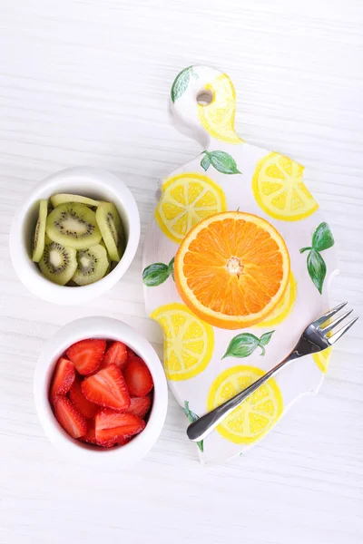 Varias frutas en rodajas en cuencos en primer plano de la mesa — Foto de Stock