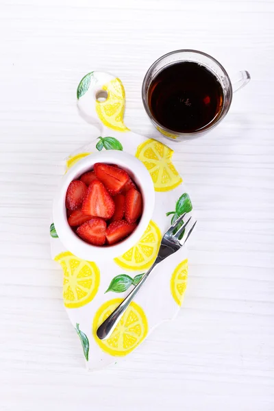 Varias fresas en rodajas en tazón en primer plano de la mesa — Foto de Stock