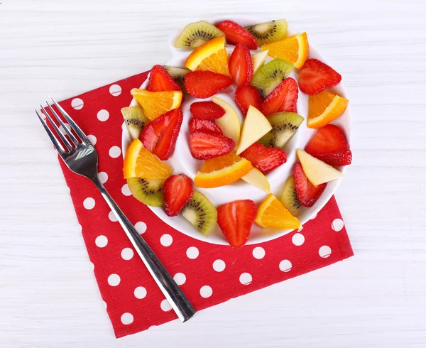 Vari frutti tagliati a fette sul piatto primo piano — Foto Stock